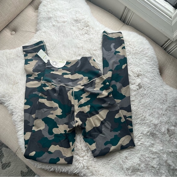 Offline by Aerie Real Me Hi-Rise 7/8 Leggings in Green Camo Size XSmall NWT - Picture 1 of 5